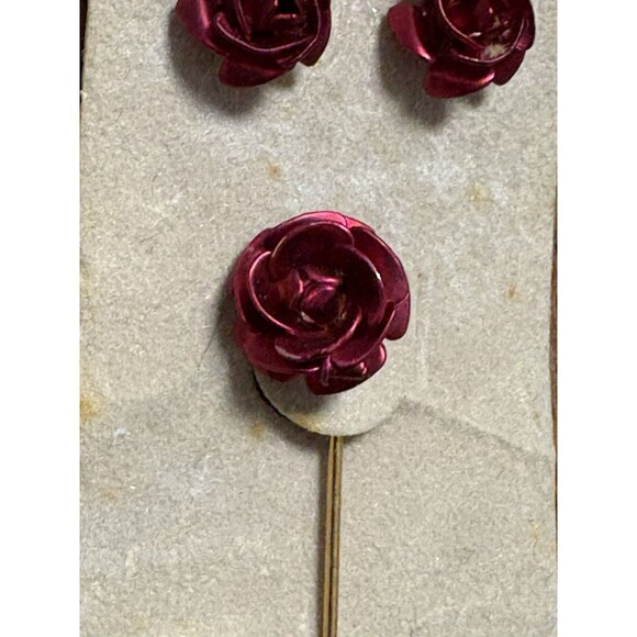 Vintage Red Rose Stick Pin Brooch And Rose Earring Studs New On Card - Picture 4 of 5